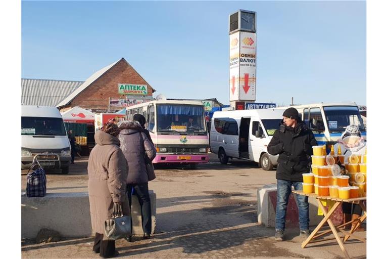 An einem Kontrollpunkt zwischen dem ukrainischen Regierungsgebiet und der Separatistenregion Luhansk floriert der Handel. Foto: Ulf Mauder/dpa