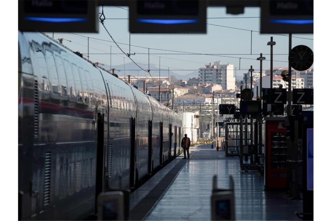 An einem leeren Bahnsteig am Bahnhof Saint-Charles in Marseille steht ein Hochgeschwindigkeitszug. Foto: Daniel Cole/AP/dpa