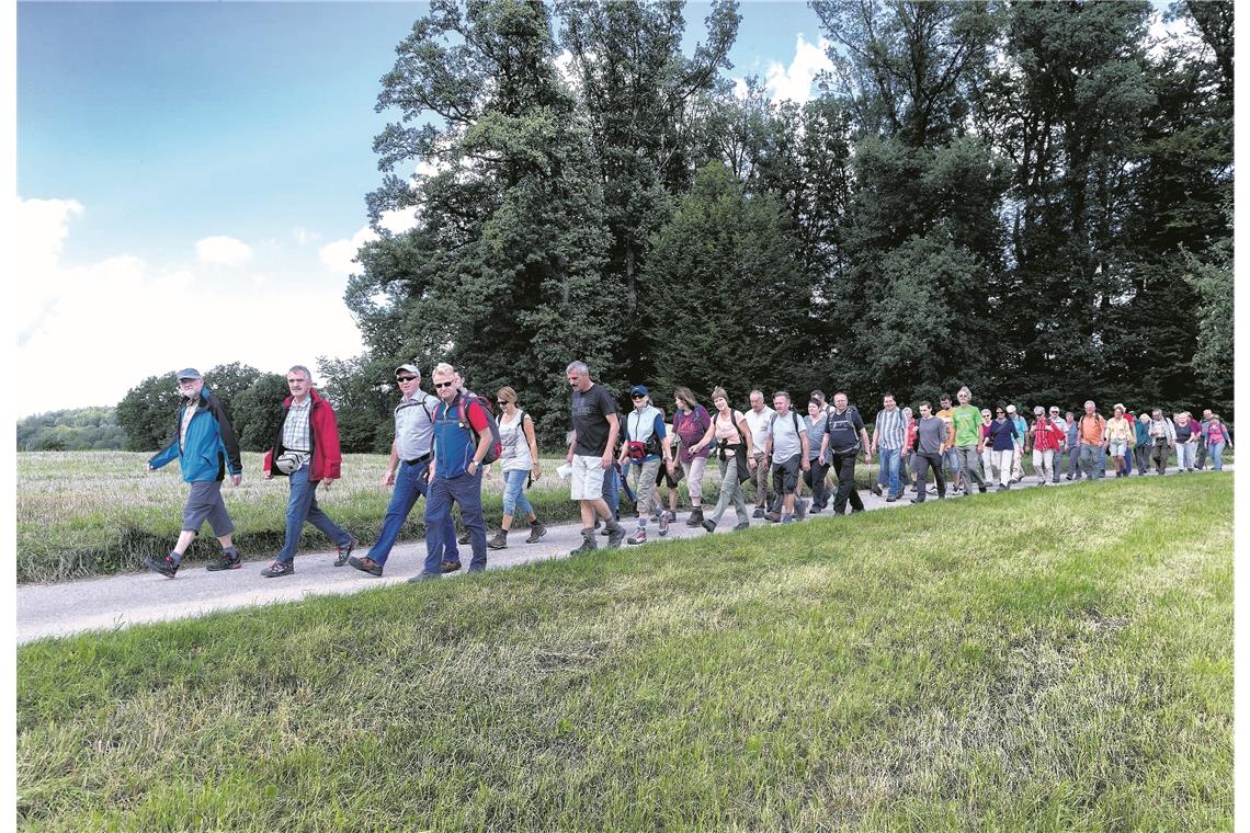 25 Förderjahre für den Fremdenverkehr An einem Mittwoch im Juli 1997 fand die erste geführte Wanderung statt. Es kamen nur drei Personen. Mittlerweile werden die Wanderungen einmal pro Monat an einem Samstag angeboten und haben sich zu einem Publikumsmagneten entwickelt. 30 und manchmal auch weitaus mehr Mitwanderer waren dabei in Vor-Coronazeiten keine Seltenheit. Archivfoto: J. Fiedler