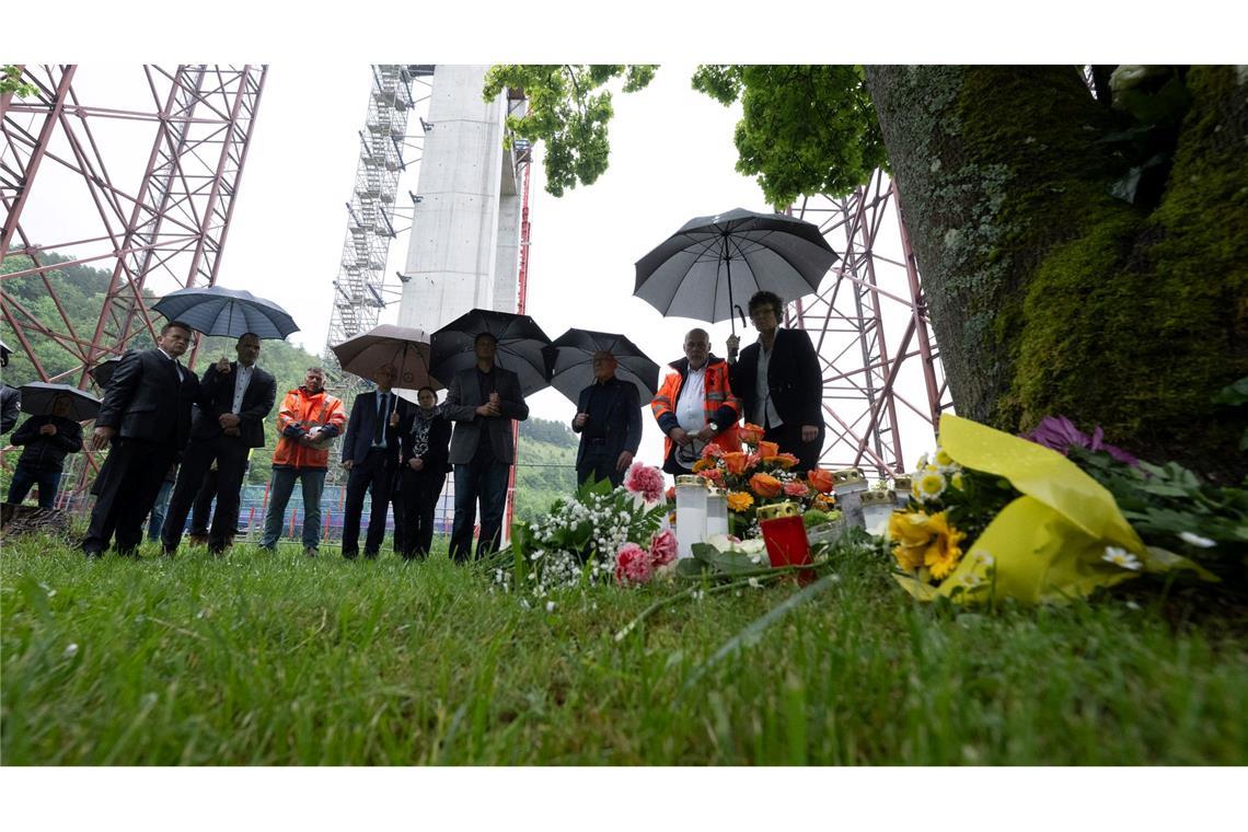 Drei Tote nach Gondelabsturz - Gedenken am Unglücksort An einem Ort des Gedenkens werden Blumen niedergelegt.