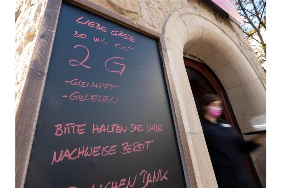 Immer mehr eilige Corona-Beschränkungen in den Ländern An einem Restaurant im Stuttgarter Westen hängt ein Schild mit dem Hinweis auf die 2G-Regel. Foto: Marijan Murat/dpa
