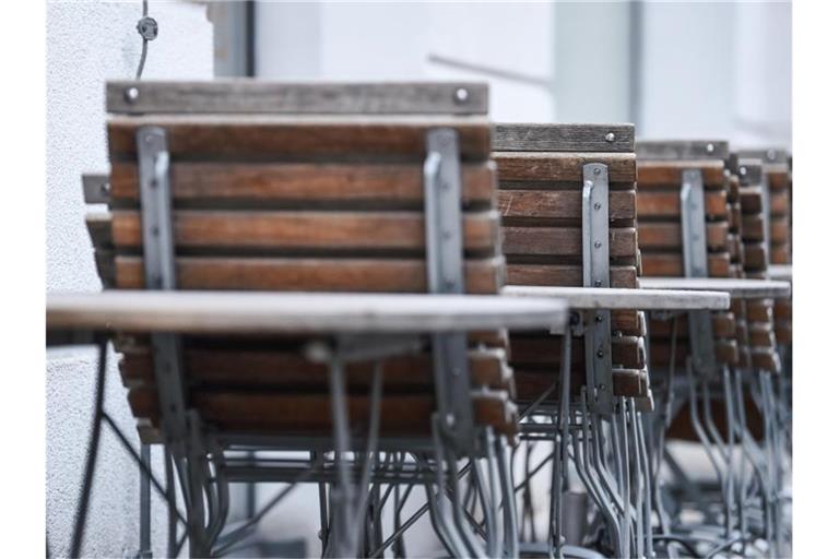 An einem Restaurant stehen zusammengeklappte Stühle. Foto: Kira Hofmann/dpa-Zentralbild/dpa/Symbolbild