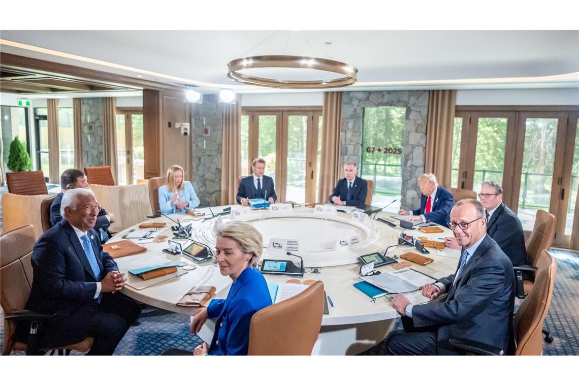 G7 präsentiert sich gespalten gegenüber Russland An einem Runden Tisch ist die G7 sich zumindest räumlich sehr nahe.