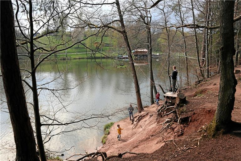 An einem Seil kann man sich tarzangleich über den Finsterroter See schwingen. Fotos. M. Rohrmann