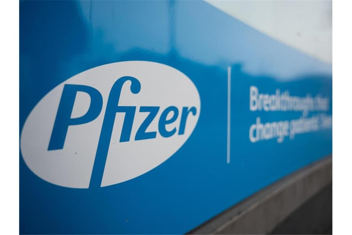 Pfizer liefert Covid-19-Medikament Paxlovid in Deutschland An einem Unternehmenssitz von Pfizer ist das Logo des Pharmakonzerns angebracht. Foto: Christophe Gateau/dpa/Archivbild