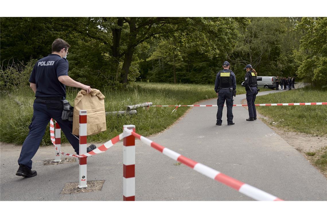 Polizist findet toten Säugling am Gehweg An einem Weg im Stadtteil Gropiusstadt im Bezirk Neukölln hat ein Polizist am frühen Morgen einen toten Säugling gefunden.