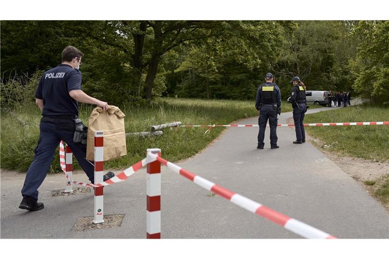 An einem Weg im Stadtteil Gropiusstadt im Bezirk Neukölln hat ein Polizist am frühen Morgen einen toten Säugling gefunden.