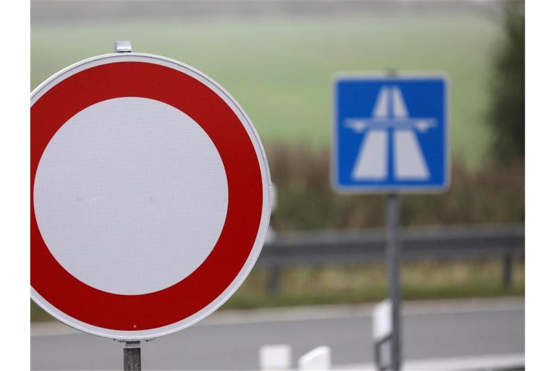 An einer Autobahnauffahrt wird auf eine Sperrung hingewiesen. Foto: Bernd Wüstneck/dpa-Zentralbild/dpa