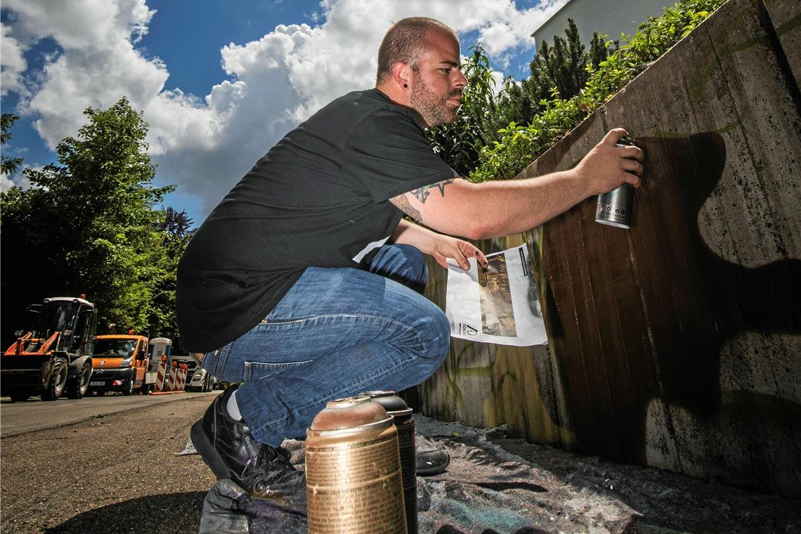 An einer Gartenmauer entsteht ein Graffiti. Das Adkru-Team hat dabei etwa vier Tage zu tun.