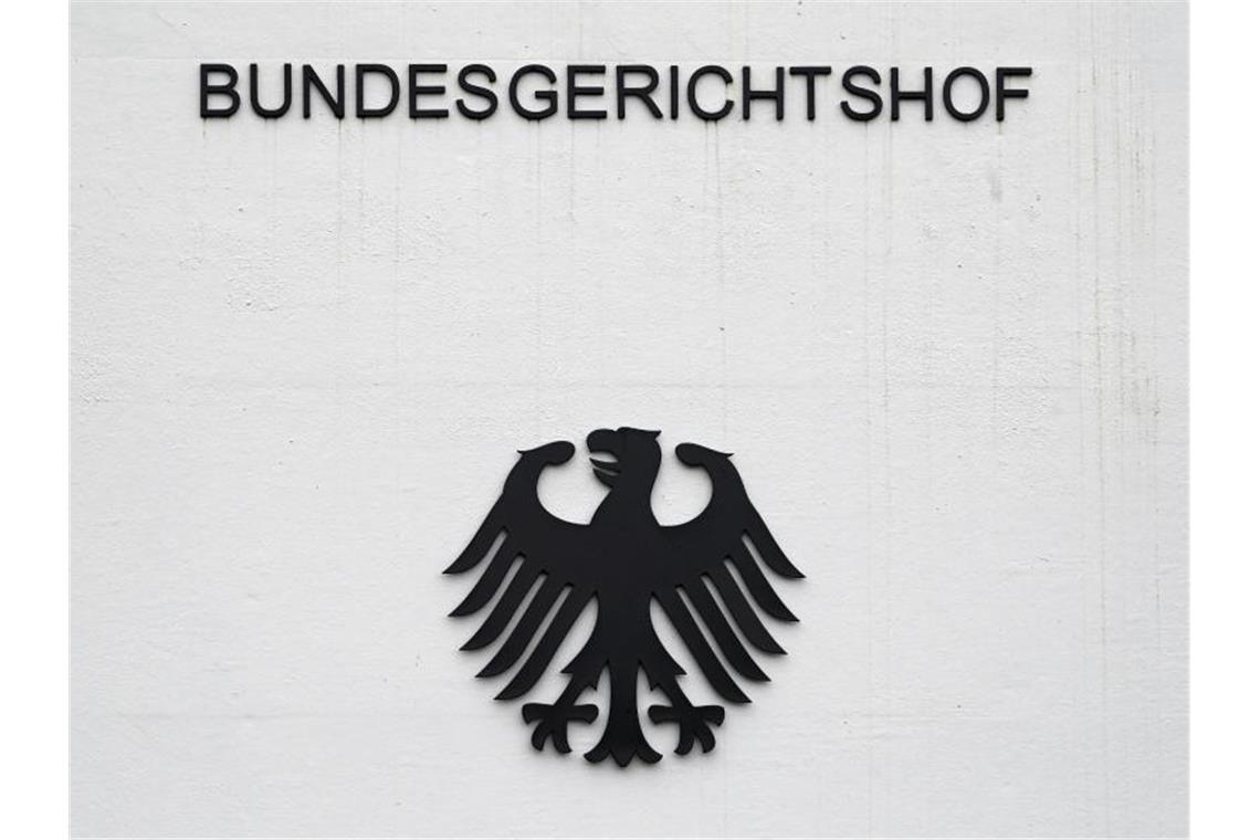 An einer grauen Wand sind der Schriftzug „Bundesgerichtshof“ und Bundesadler in schwarz zu sehen. Foto: Uli Deck/dpa/Archivbild