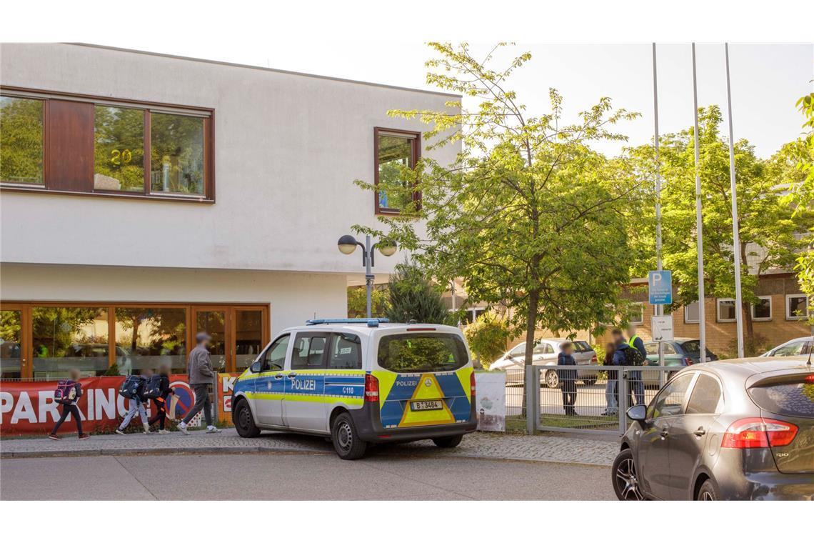 Küchenmesser an Tatort gefunden – 13-jähriger Verdächtiger vermisst An einer Grundschule in Berlin-Spandau war es zu dem Messerangriff gekommen.