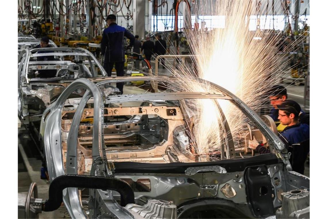 Experte: Hohe Gewinne bei Autobauern durch Sparmaßnahmen An einer Karosserie schweißen Arbeiter im Karosseriebau des Mercedes-Benz-Werks im Industriepark Yesipovo bei Moskau. Foto: Sergei Bobylev/TASS/dpa