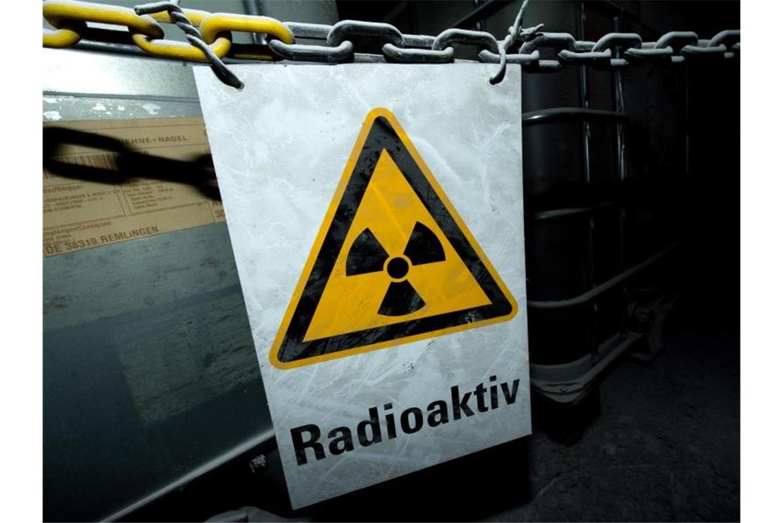 Radioaktive Behälter in Wohngebiet: Behörden entwarnen An einer Kette hängt ein Warnschild mit der Aufschrift „Radioaktiv“. Foto: Sebastian Gollnow/Archiv