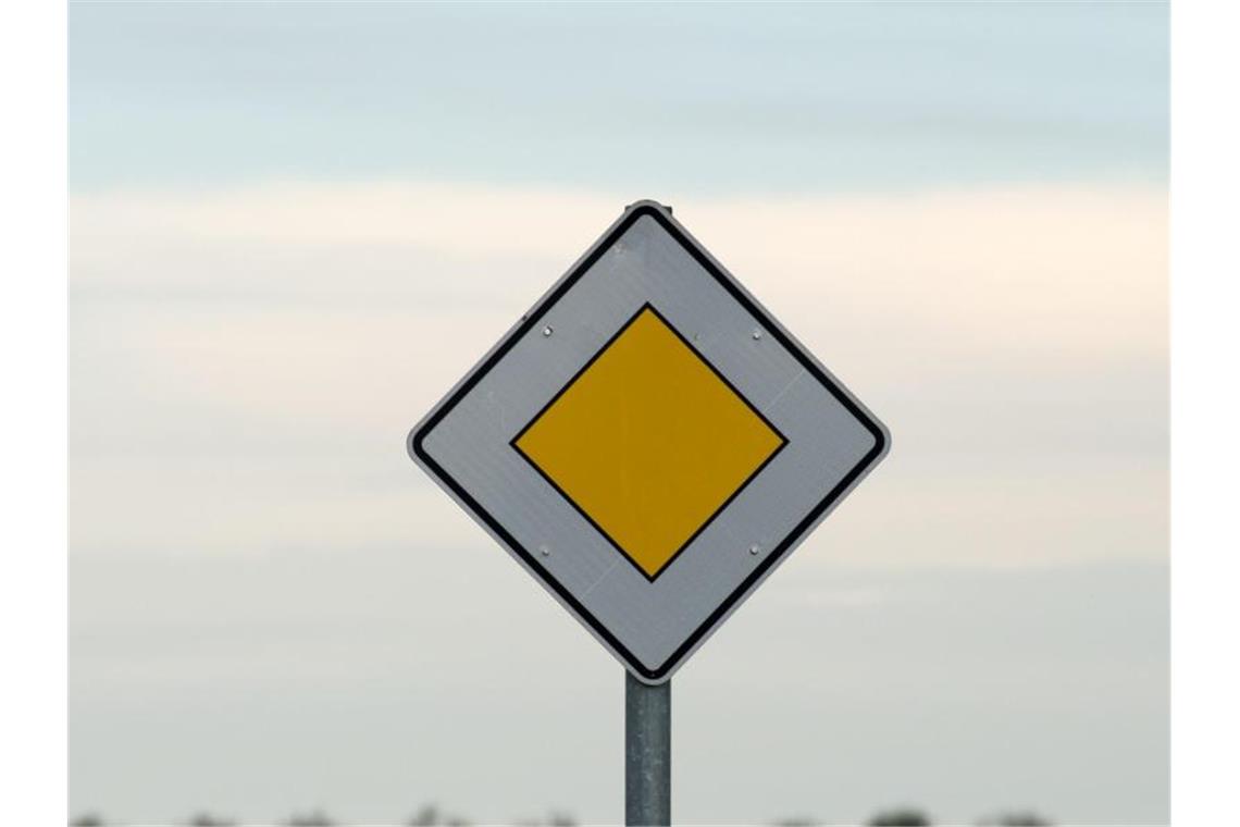 An einer Landstraße steht ein "Vorfahrtsschild". Foto: Arno Burgi/Archivbild