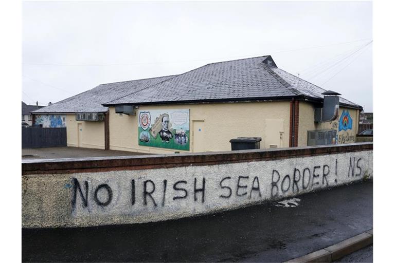 An einer Mauer im nordirischen Londonderry steht „No Irish Sea Border“. Vielen Menschen in Nordirland sind die nach dem Brexit fälligen Kontrollen an der Seegrenze ein Dorn im Auge. Foto: Larissa Schwedes/dpa