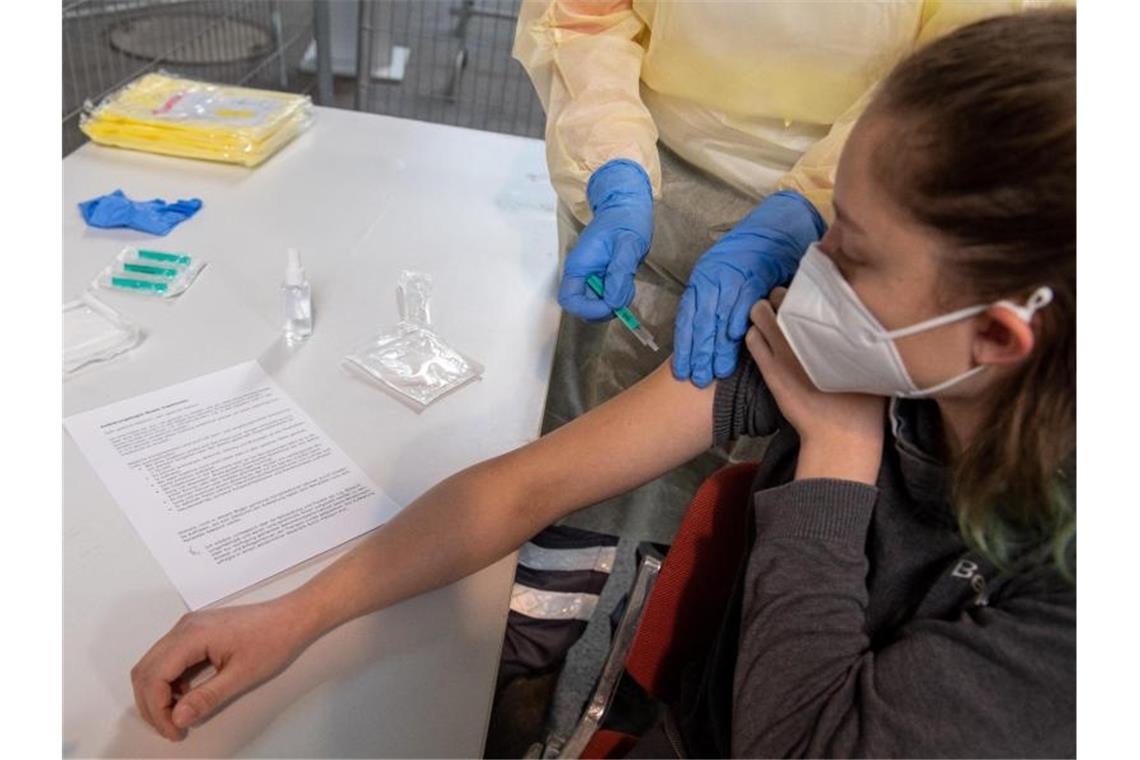 An einer Person wird eine Impfung simuliert. Foto: Stefan Puchner/dpa