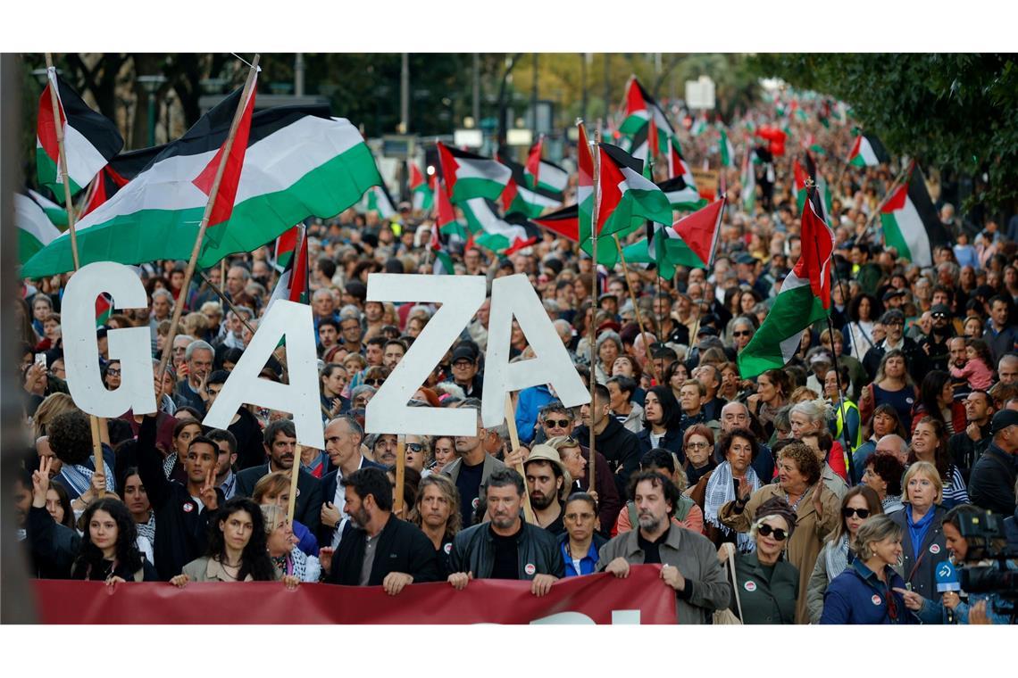 Demo nach Gaza-Doku bei Filmfestival in Spanien An einer propalästinensischen Demonstration am Rande des Internationalen Filmfestivals von San Sebastián beteiligten sich mehrere Tausend Menschen.
