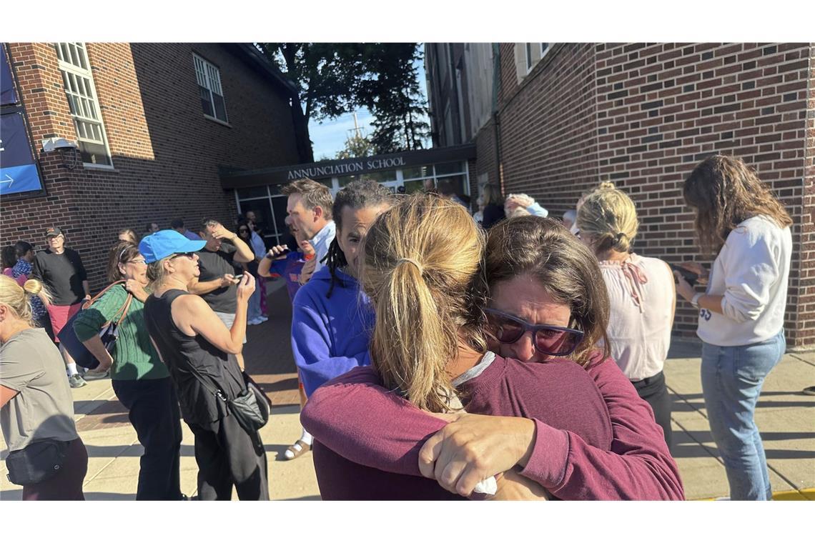 Zwei tote Kinder und ein Dutzend Verletzte durch Schüsse bei Gottesdienst An einer Schule in Minneapolis ist es zu einem Schusswaffenvorfall gekommen.