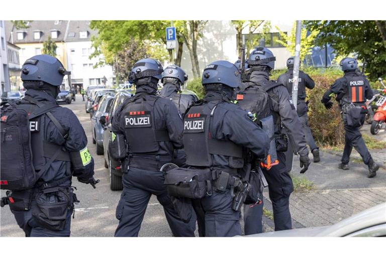 An einer Schule in Nordrhein-Westfalen läuft ein größerer Polizeieinsatz. (Symbolbild)