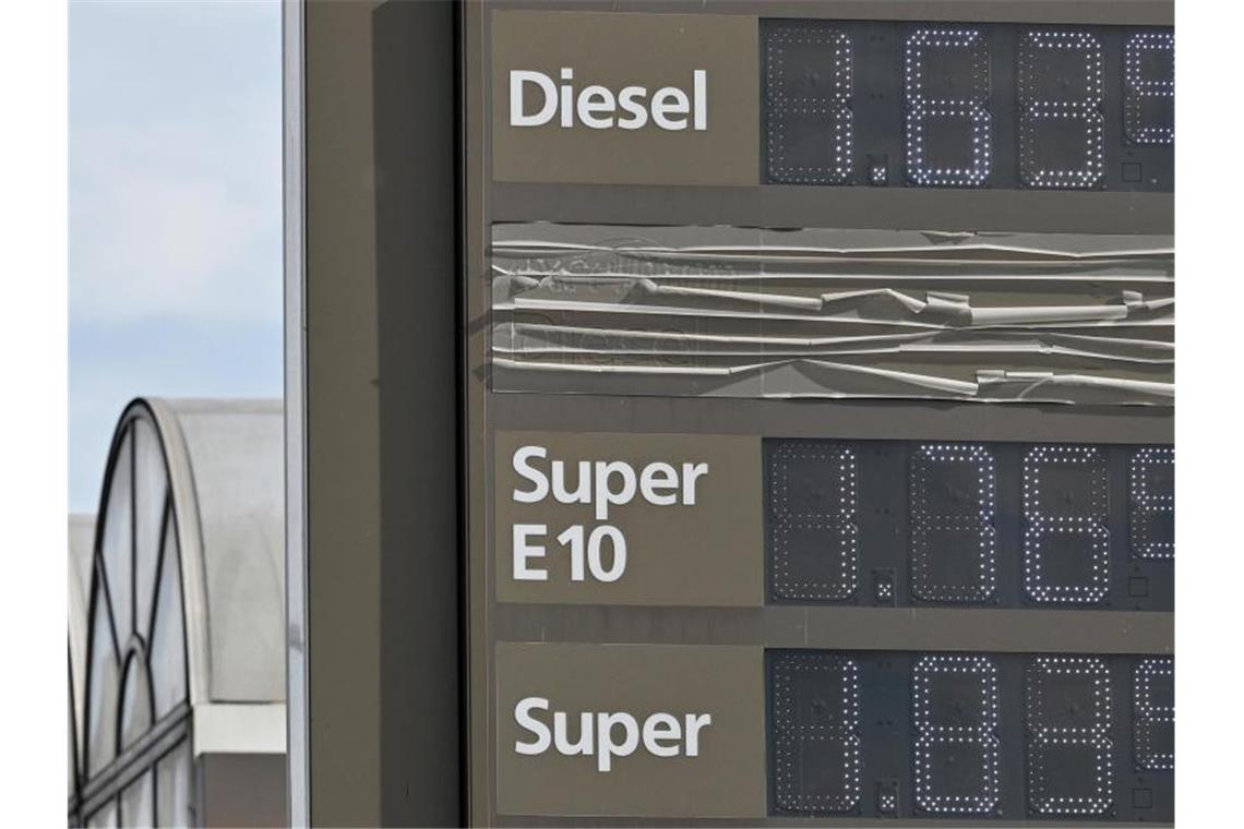 Dieselpreis in Deutschland klettert auf Allzeithoch An einer Tankstelle werden die Preise für die unterschiedlichen Kraftstoffe angezeigt. (Archivbild). Foto: Harald Tittel/dpa