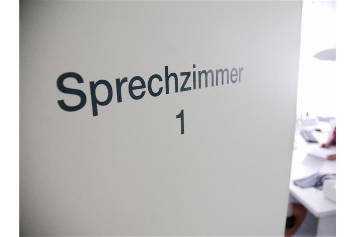 Ärzteversorgung in Heidelberg und Freiburg am besten An einer Tür einer Hausarztpraxis ist der Schriftzug „Sprechzimmer 1“ zu lesen. Foto: Benjamin Ulmer/dpa/Archivbild
