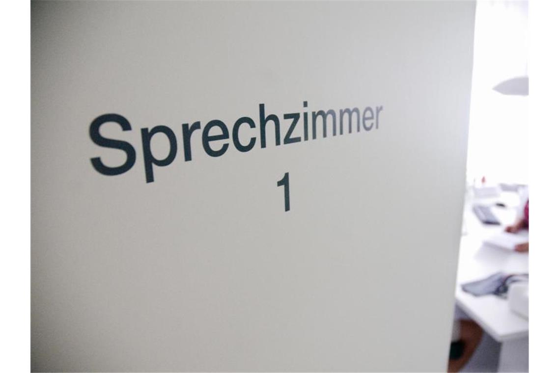 An einer Tür einer Hausarztpraxis ist der Schriftzug „Sprechzimmer 1“ zu lesen. Foto: Benjamin Ulmer/dpa/Archivbild