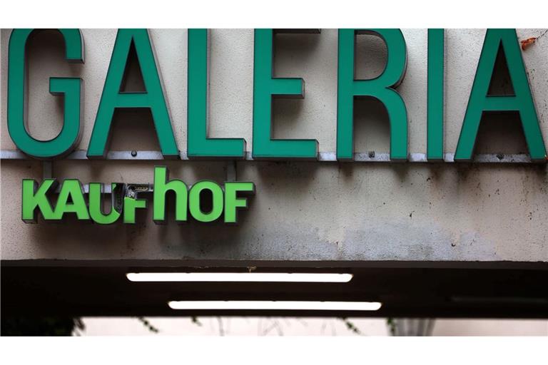 An einigen Galeria-Filialen, wie hier in Würzburg, hängt noch ein Kaufhof-Schriftzug.