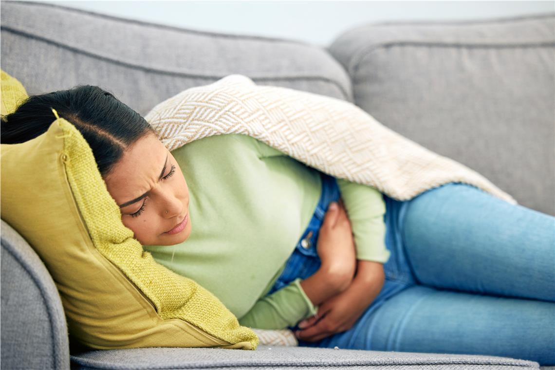 Endometriose: Der schmerzhafte Weg zu einer Diagnose An Endometriose erkrankte Frauen müssen oft Schmerzen ertragen. Symbolfoto: Adobe Stock/Tamline L, peopleimages.com
