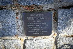 An Ernst Körner wird an seinem Wohnort in der Walksteige erinnert. Foto: Alexander Becher