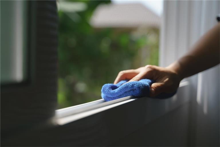 An Fensterrahmen hinterlassen Fliegengitter oft Klebereste. Wie Sie diese schonend entfernen, erfahren Sie hier.