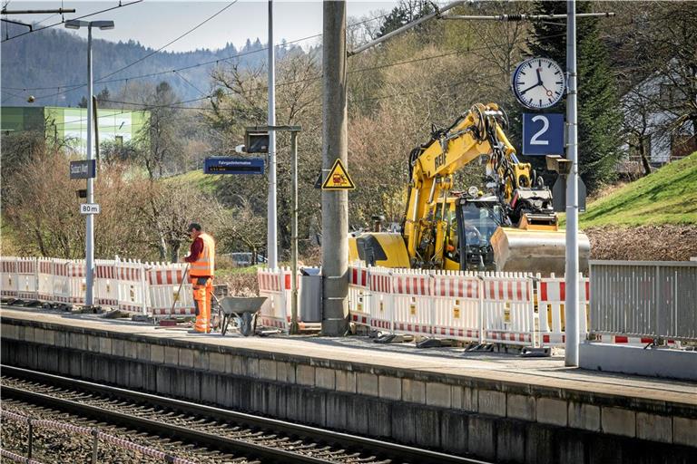 An Gleis 2 in Sulzbach an der Murr haben die Baumaßnahmen der Deutschen Bahn bereits begonnen. Foto: Alexander Becher