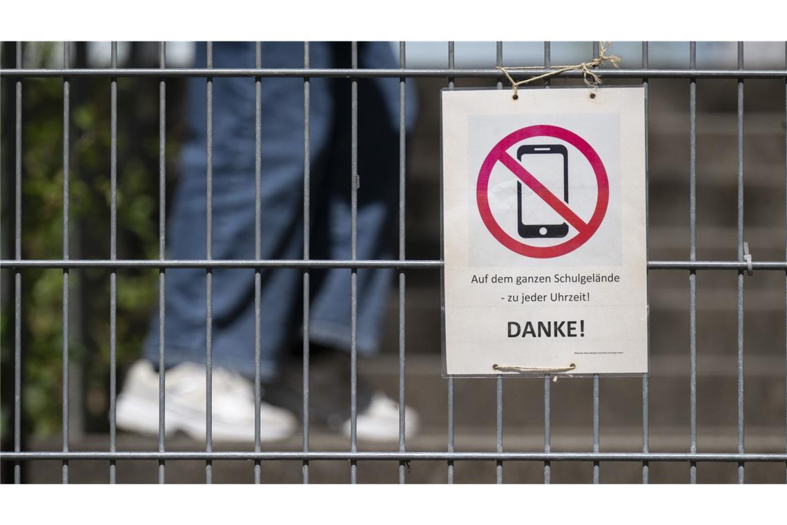 Ministerium rät Grundschulen zu strikten Handyverboten An Grundschulen im Land soll es ein striktes Handyverbot für Schüler geben. (Symbolbild)