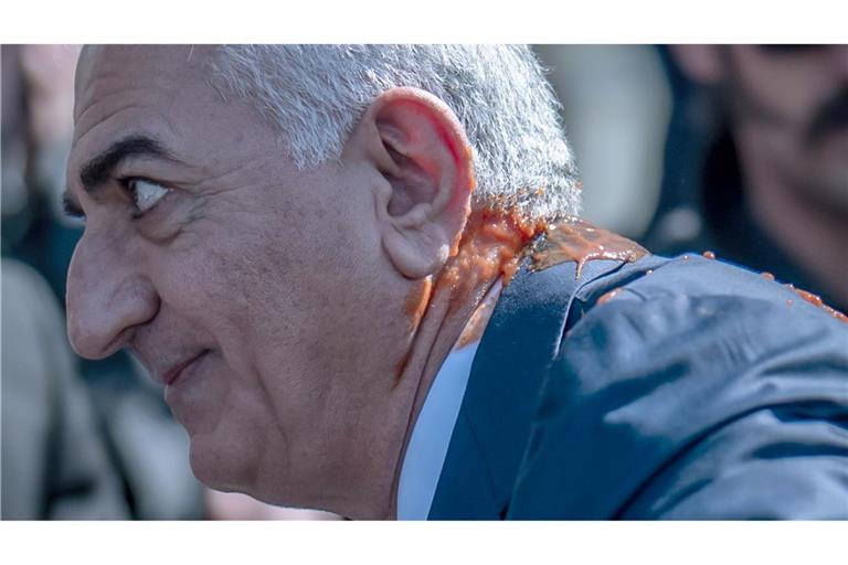 An Hals und Schulter bespritzt: Reza Pahlavi.