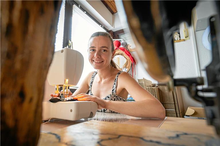 An ihrer Nähmaschine fertigt Janine Waldbüßer die Muster ihrer Kuscheltiere, die teils genäht und teils gehäkelt werden. Fotos: Alexander Becher