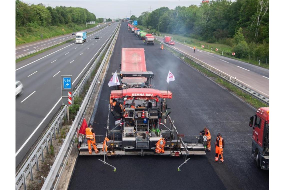 An immer mehr Autobahnbaustellen - wie hier auf der A2 - wird rund um die Uhr gearbeitet. Foto: Julian Stratenschulte/dpa