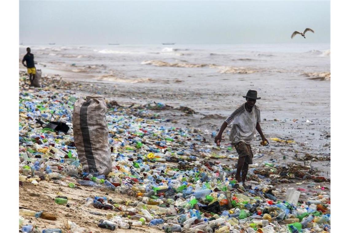 Illegale Entsorgung von Plastikmüll hat zugenommen An immer mehr Orten in der Welt wird Plastikmüll illegal entsorgt. Foto: Christian Thompson/EPA/dpa