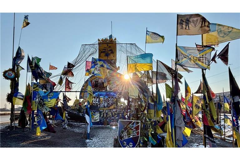 An letzten Kontrollpunkt vor der umkämpften Stadt Pokrovsk haben ukrainische Soldaten eine Gedenkstelle für gefallene Kameraden gebaut: Wer fundamentale Werte preisgibt, sät Gewalt.