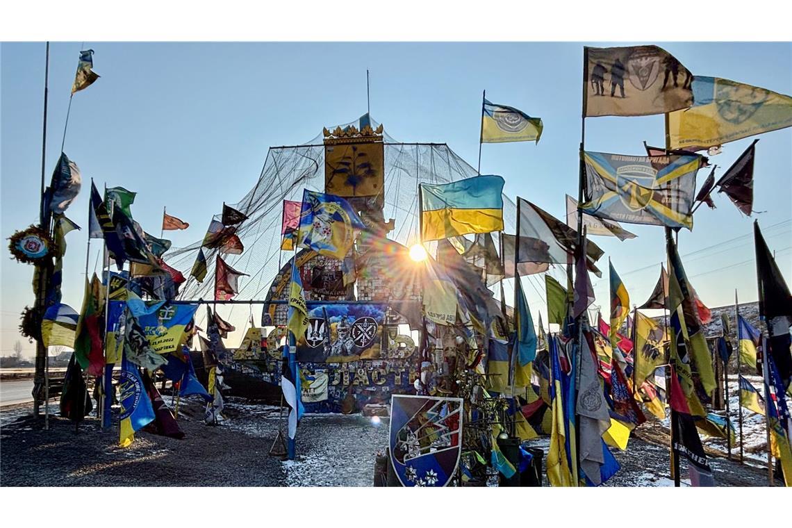 An letzten Kontrollpunkt vor der umkämpften Stadt Pokrovsk haben ukrainische Soldaten eine Gedenkstelle für gefallene Kameraden gebaut: Wer fundamentale Werte preisgibt, sät Gewalt.