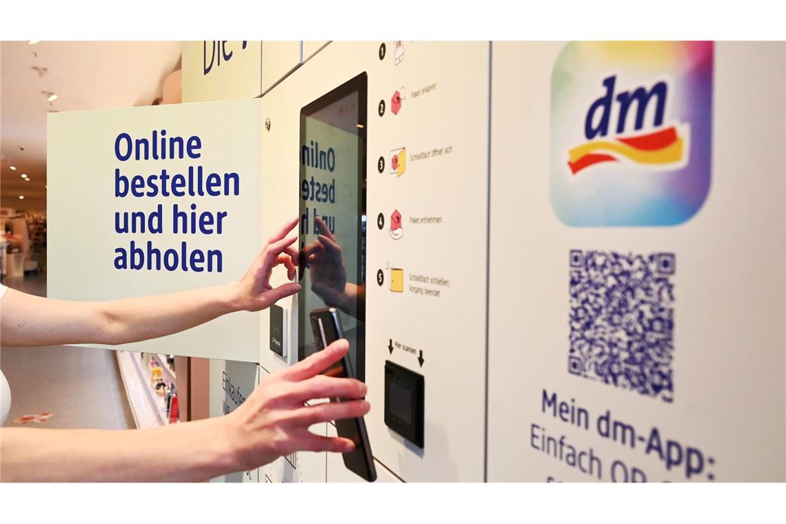 Drogeriemarkt-Kette dm baut Gesundheitsangebote aus An mehr als 1.800 Abholstationen in Deutschland können Kundinnen und Kunden Waren abholen. (Archivbild)