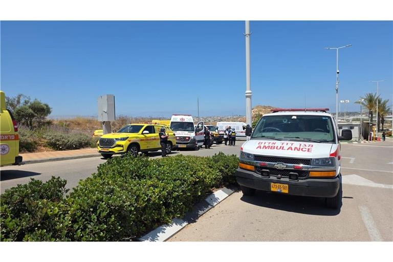An mehreren Orten nordöstlich von Tel Aviv fallen Schüsse. Ein Krankenwagen steht am Einsatzort.