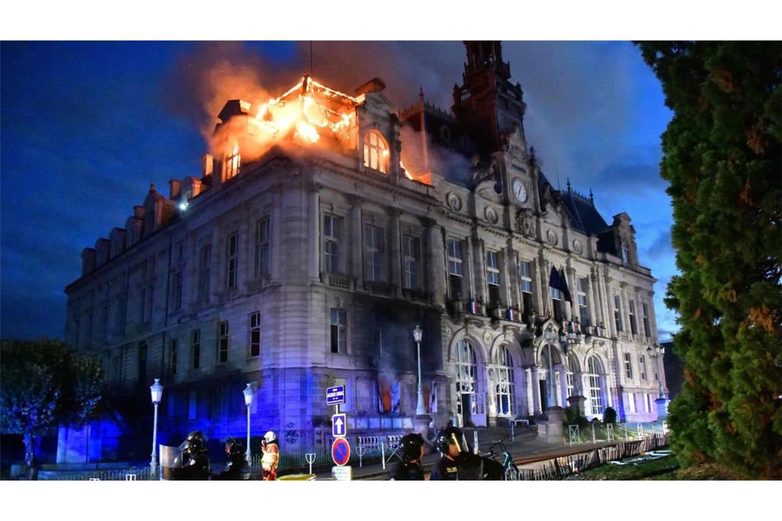 An mehreren Orten richtete sich die Gewalt gegen die Verwaltungen vor Ort. In Limoges in Zentralfrankreich brannte das Rathaus.