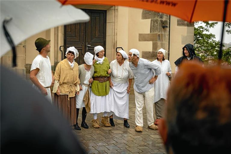 An mehreren Stellen in Backnang geben die Mitglieder des Theaters Rietenau mit urschwäbischem Humor Einblicke in die Backnanger Geschichte – natürlich auch bei Regen, so wie hier im Jahr 2022. Archivfoto: Alexander Becher