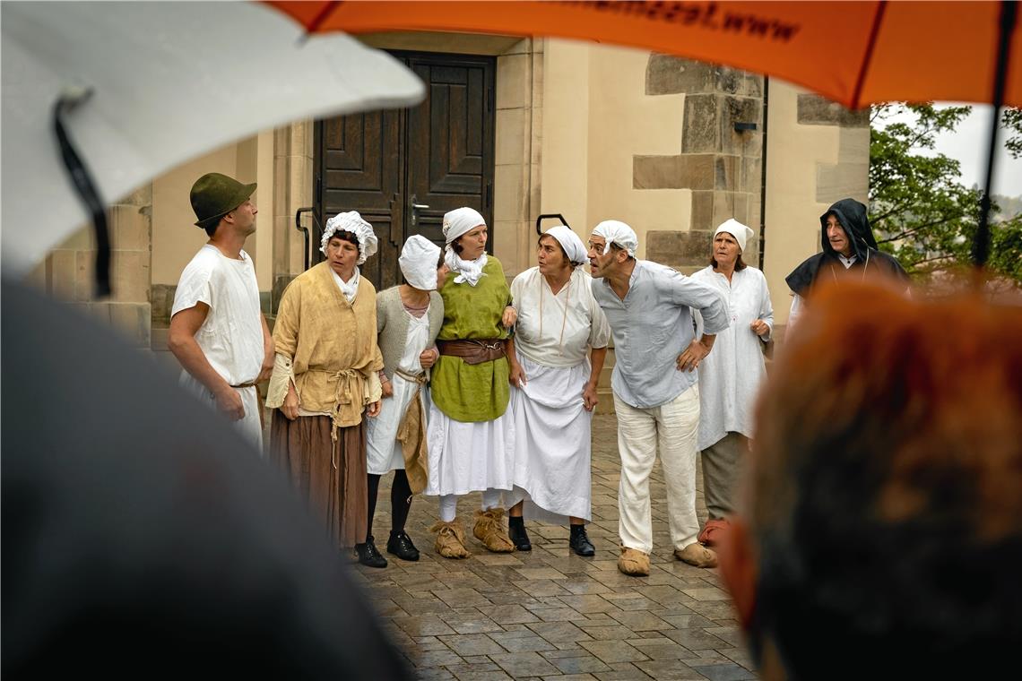 An mehreren Stellen in Backnang geben die Mitglieder des Theaters Rietenau trotz Dauerregens mit urschwäbischem Humor Einblicke in die Backnanger Geschichte. Foto: Alexander Becher