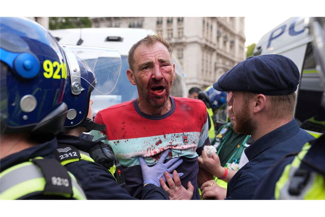 Rechte Großdemo in London: Zusammenstöße mit Polizei An mehreren Stellen kam es zu Zusammenstößen mit der Polizei.