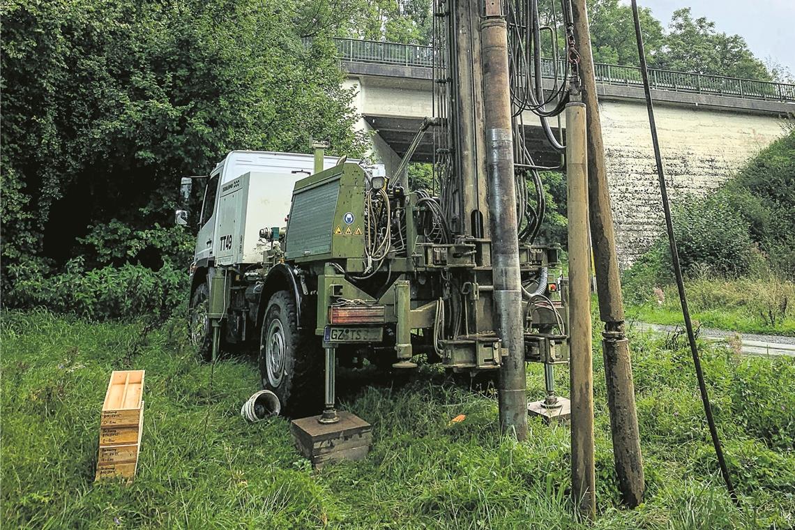 An mehreren Stellen treiben seit Tagen große Geräte Bohrsonden mehrere Meter tief in den Untergrund. Die Planer versprechen sich dank der Bohrkerne Erkenntnisse über die Beschaffenheit des Untergrunds entlang der künftigen B-14-Baustelle. Foto: A. Becher