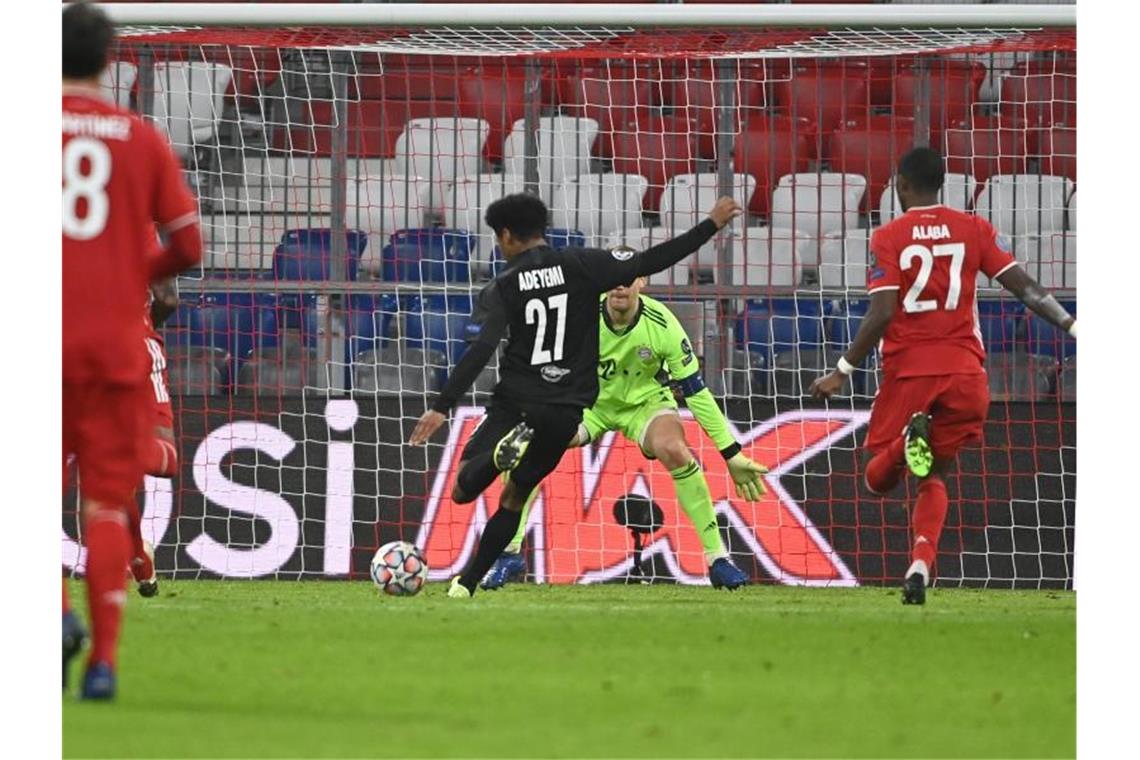 Mit „Weltklasse-Torhüter“: Bayern macht Achtelfinale klar An Münchens Torwart Manuel Neuer ist kaum ein Vorbeikommen. Das muss auch Salzburgs Karim Adeyemi anerkennen. Foto: Sven Hoppe/dpa