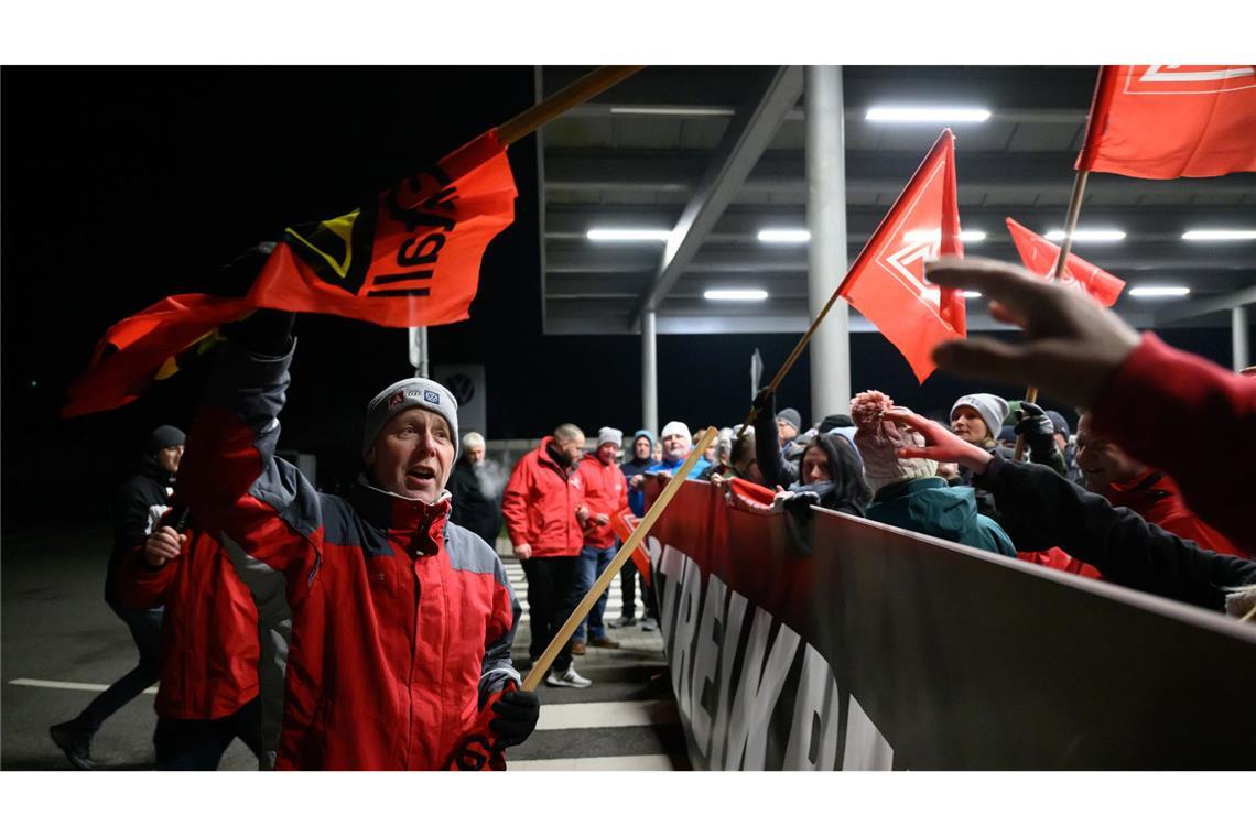 Flächendeckender Warnstreik setzt VW unter Druck An neun VW-Standorten gingen Mitarbeiter in den Warnstreik. (Archivbild)