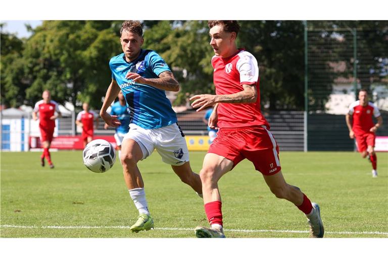 An Nico Molinari (re.) von Normannia Gmünd war auch die SG Sonnenhof Großaspach interessiert.     


Foto: Pressefoto Baumann 