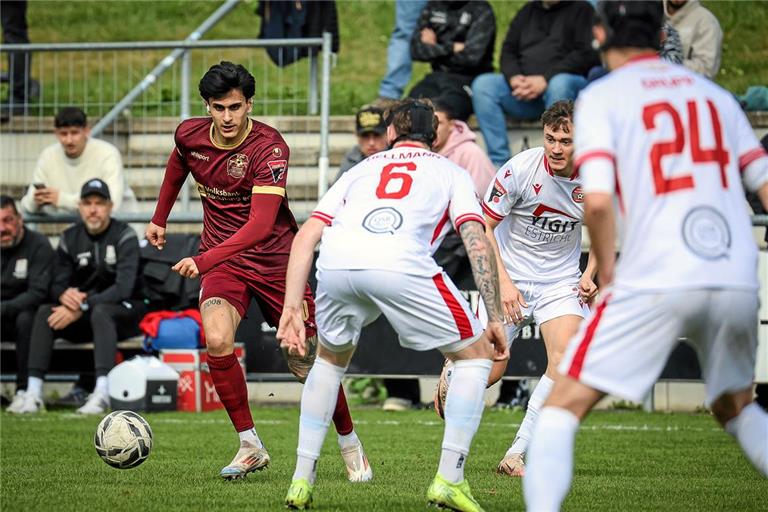 An seinem 24. Geburtstag macht Flavio Santoro (am Ball) sich und seiner TSG mit dem 1:0 ein ganz besonderes Geschenk. Foto: Alexander Becher