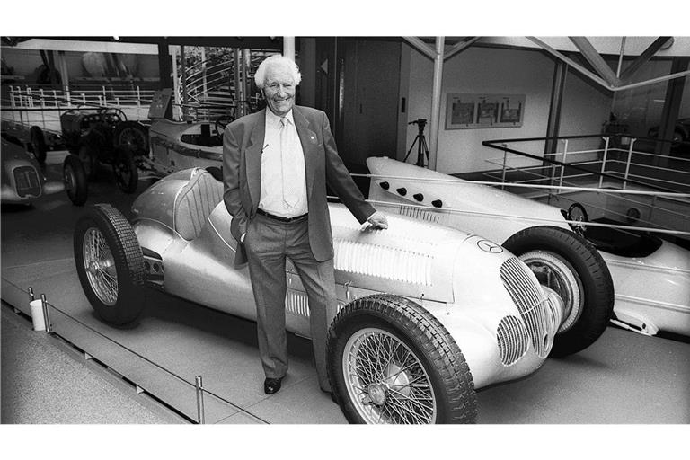 An  seinem 90. Geburtstag kommt Manfred von Brauchitsch noch einmal zu Mercedes nach Stuttgart.